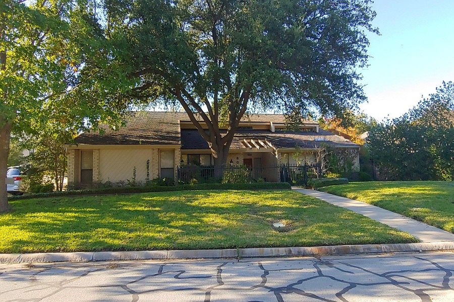 1st image of 806 Loch Lomond Dr