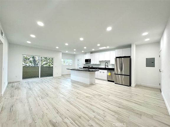 5th image of 6255 Woodman Ave APT 201