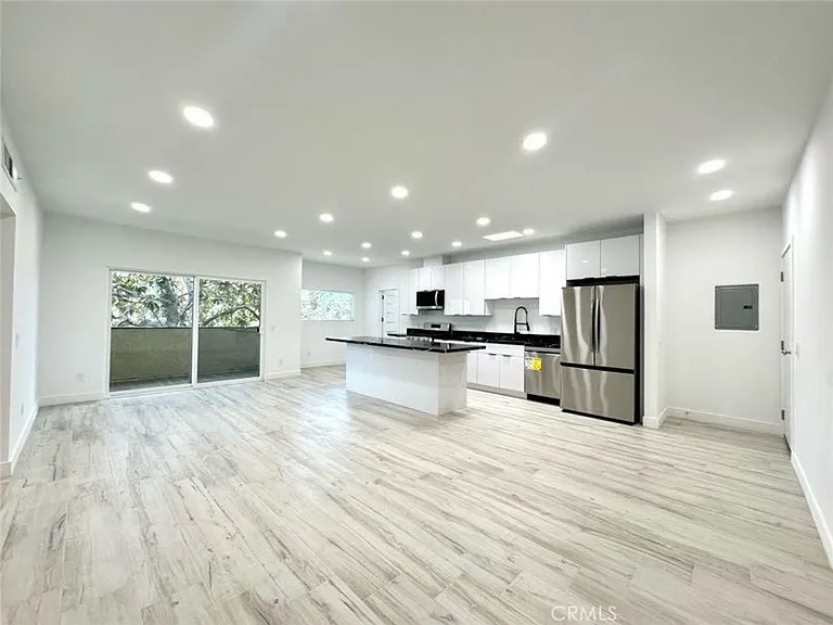 6255 Woodman Ave #201 — Photo 5