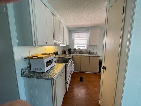 4th image of 2951 Reinhard Ave