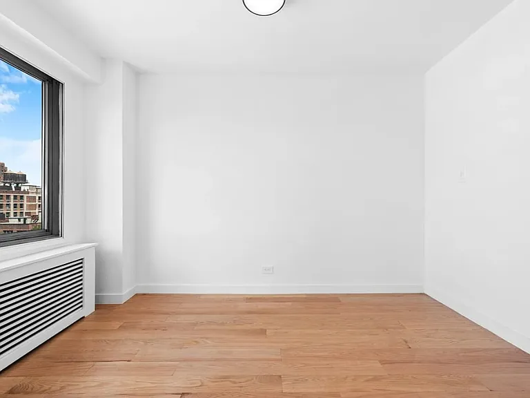 175 W 12th St #10E — Photo 8