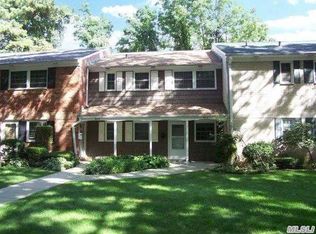 954 Village Dr, Hauppauge, NY 11788