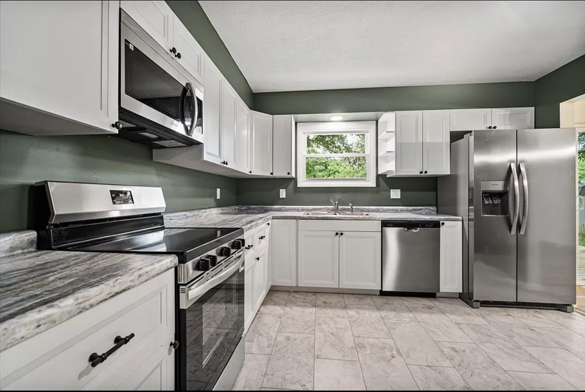 3 bed, 2248 sqft, $2,400 — Photo 4