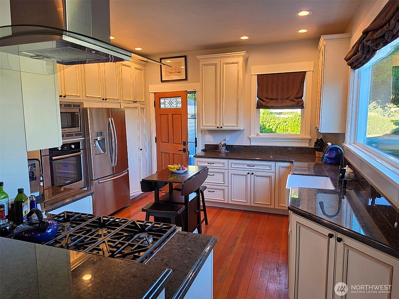 2nd image of 7652 E Green Lake Drive N