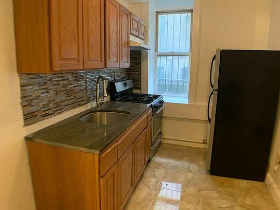 3rd image of 394 Montgomery St #1FB