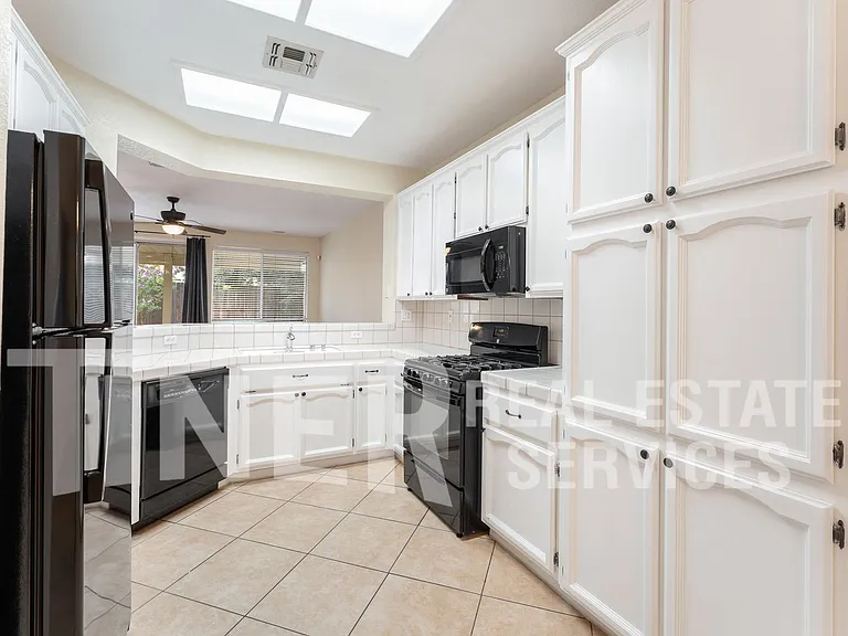 149 Canberra Ct — Photo 9