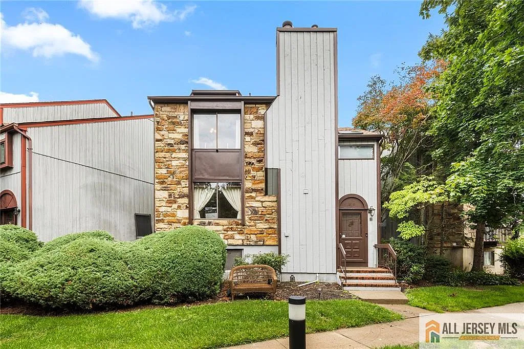 2 bed, 2.5 bath, 1293 sqft, $3,200 — Photo 1