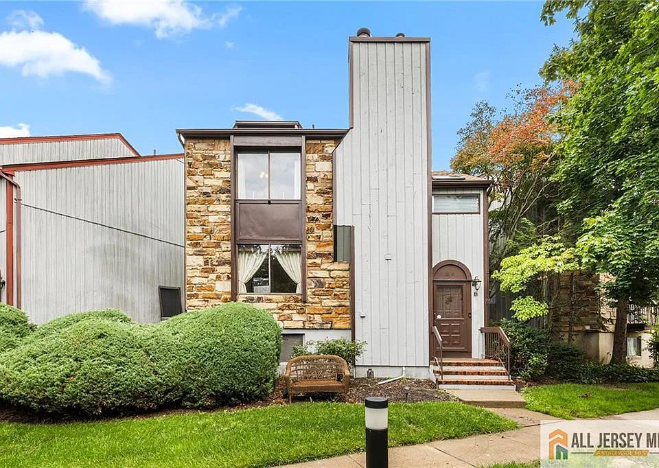 84 Diamond Ln