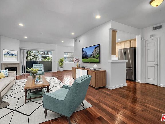 3rd image of 1825 S Beverly Glen Blvd APT 202