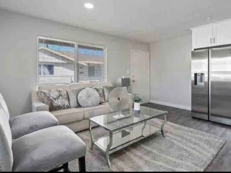 E Clara St — Photo 2