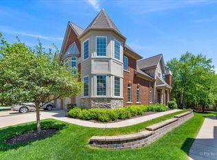 145 Roundtree Ct, Bloomingdale, IL 60108