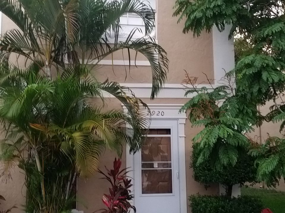 1st image of 2920 Edgehill Ln
