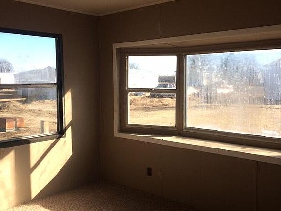 Master bed bay window with seat