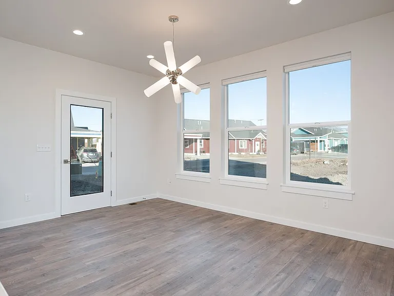 5575 Westmorland Dr — Photo 6