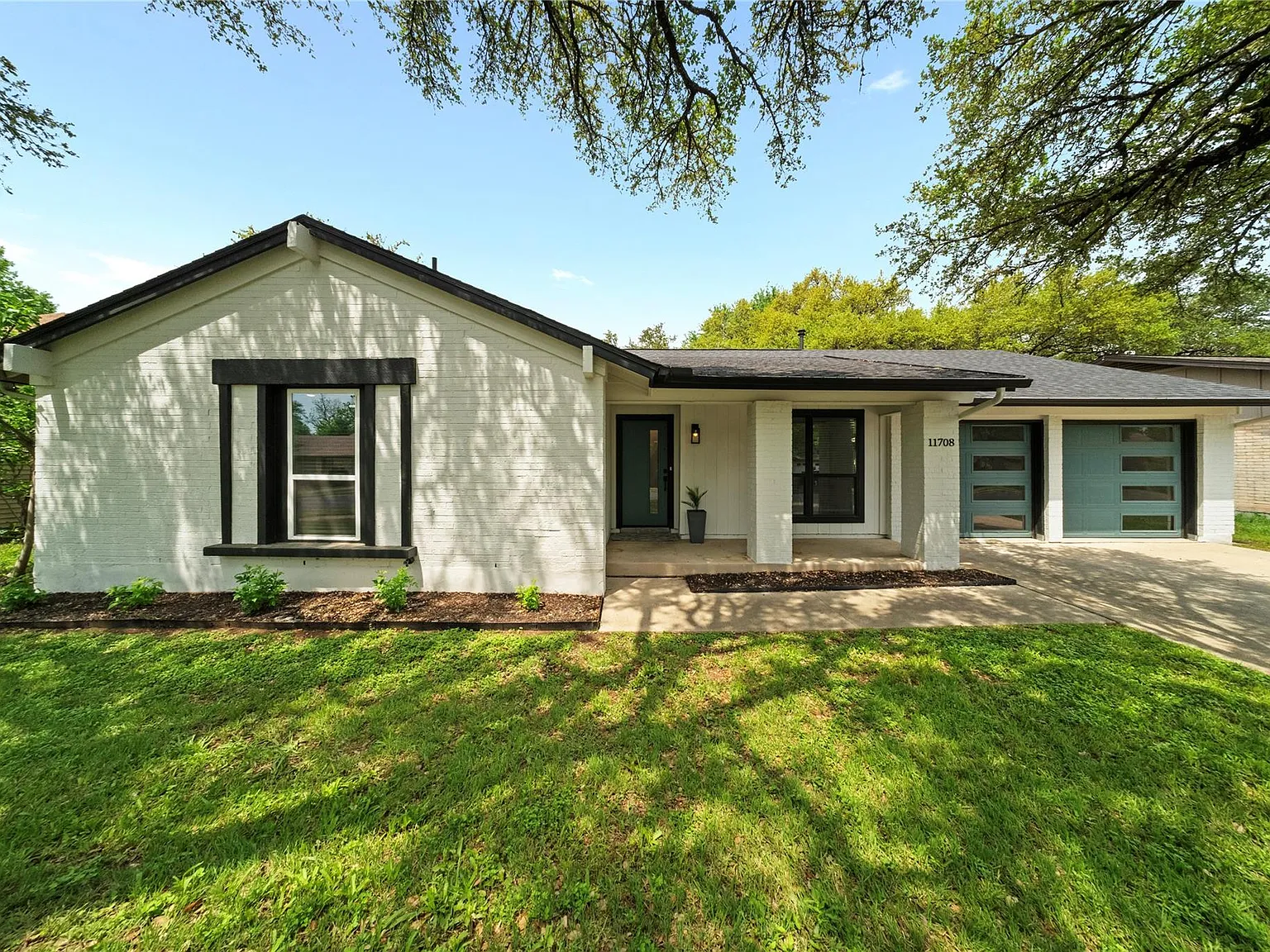3 bed, 2.0 bath, 1571 sqft, $2,950 — Photo 1