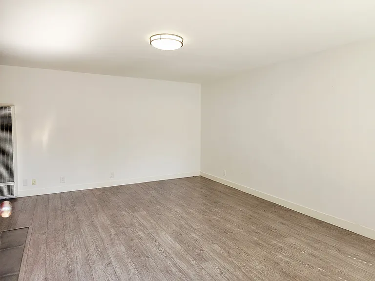 2119 N Beachwood Dr #5 — Photo 10