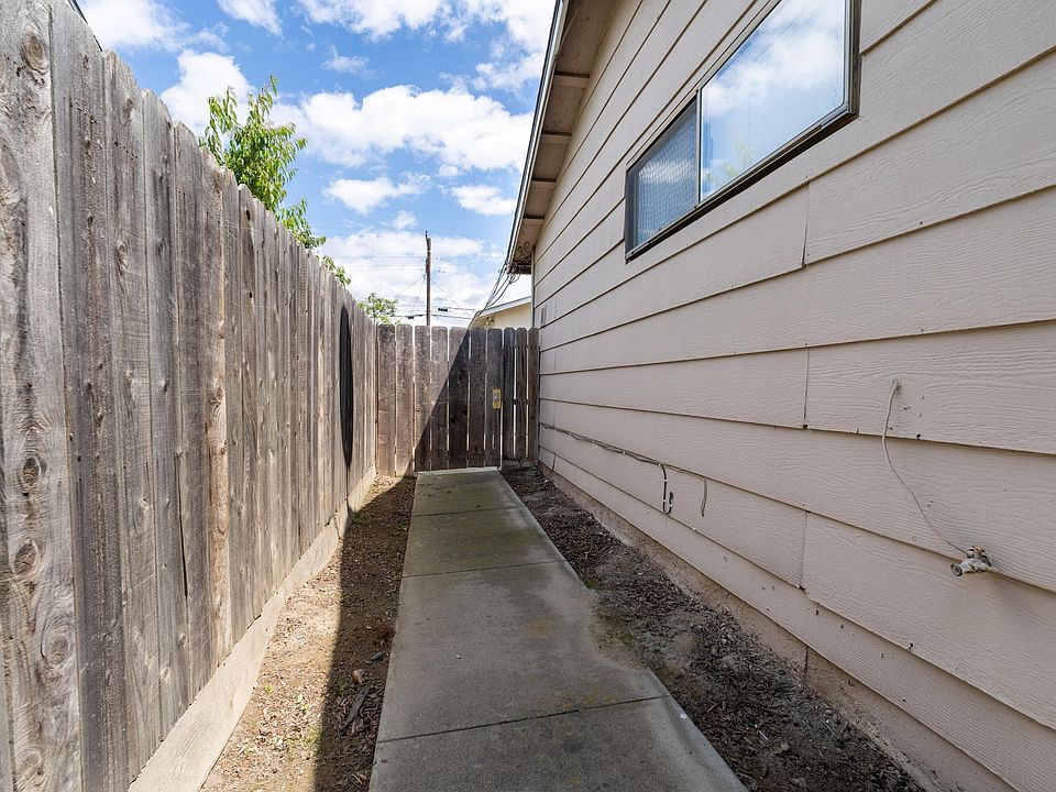 Gate access to back yard