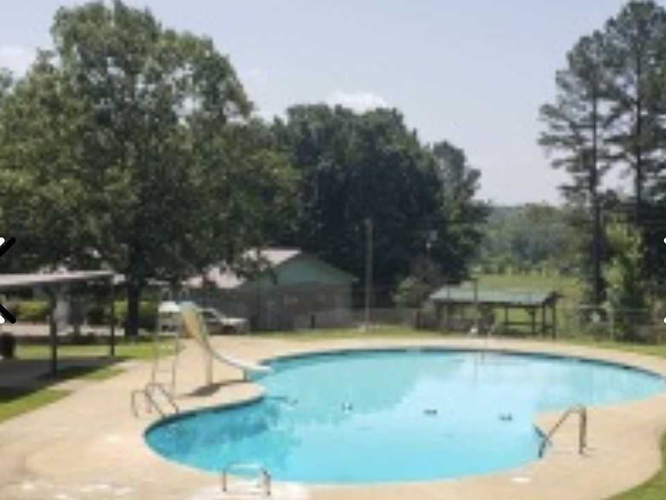 2nd image of 139 Edgewater Dr