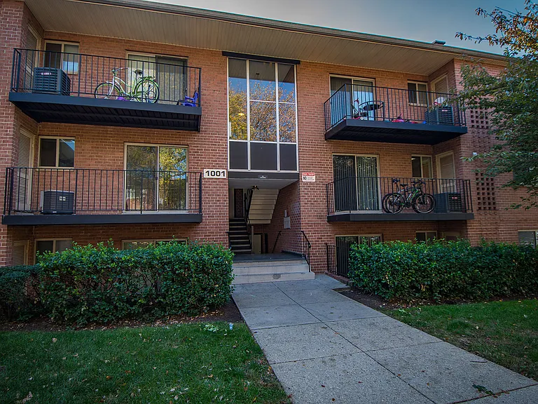 Glen Willow Apartments Building Exterior 02