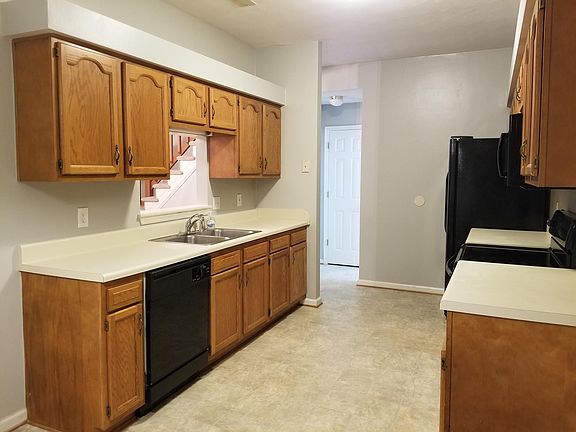 4th image of 903 Hamlet Ct
