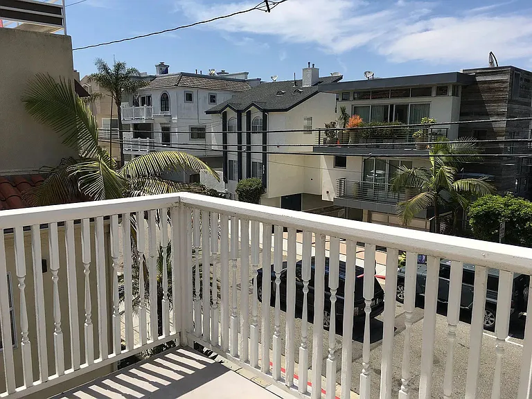 Convenient street, easy access to the beaches, and all surrounding point of interests.