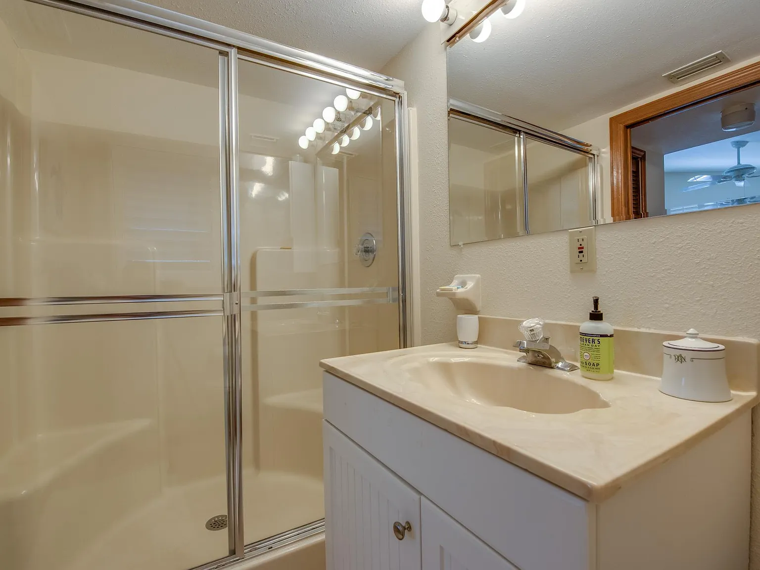 3 bed, 1703 sqft, $6,000 — Photo 2