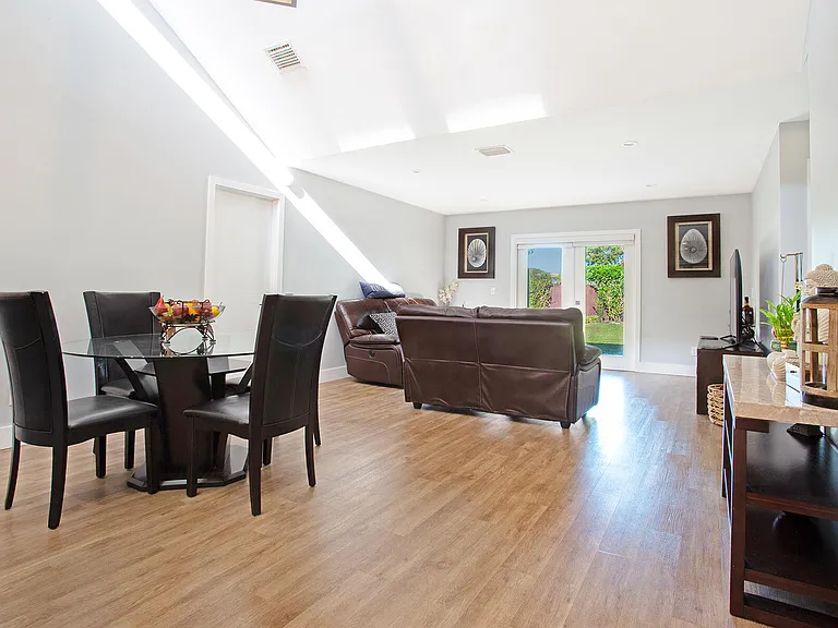 10048 SW 16th St — Photo 11