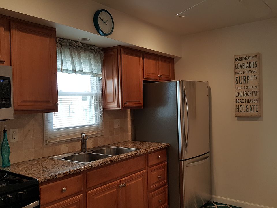 2nd image of 240 W 18th St