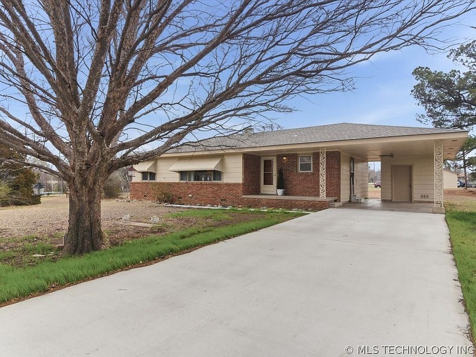 1st image of 902 S Lake Rd