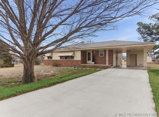 902 S Lake Rd, Henryetta, OK 74437