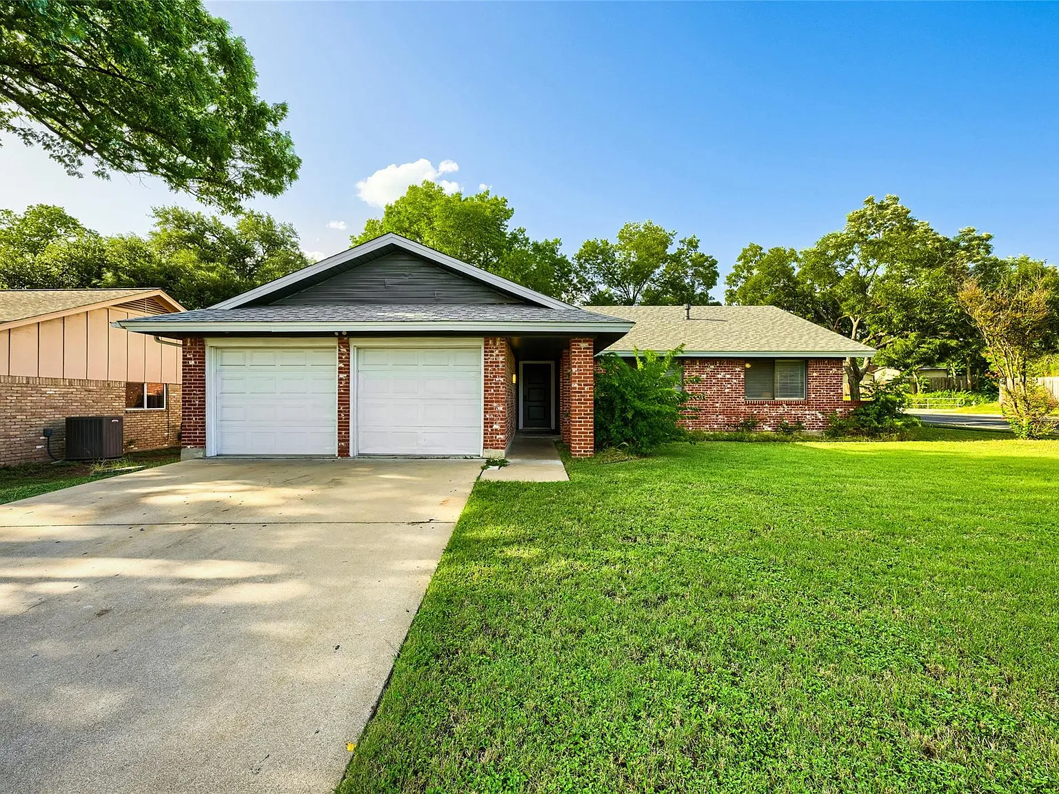 3 bed, 2.0 bath, 1469 sqft, $2,400 — Photo 2