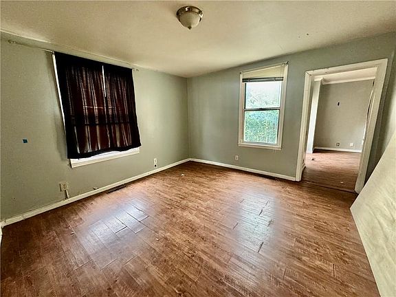 3rd image of 946 Sherman Ave