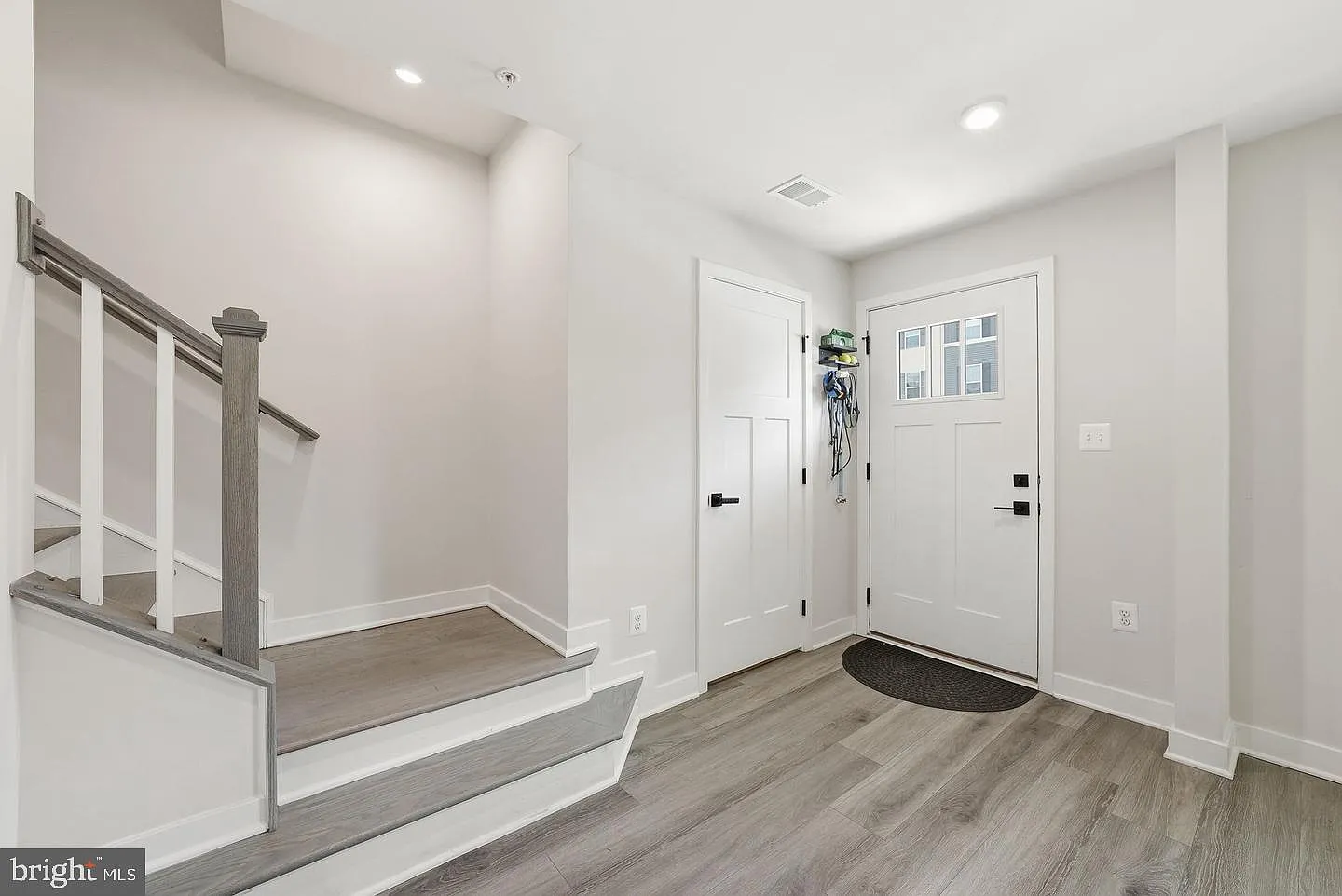 3 bed, 4.0 bath, 2160 sqft, $3,300 — Photo 3