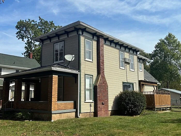 2 bed, 1.0 bath, 1200 sqft, $1,050 — Photo 2