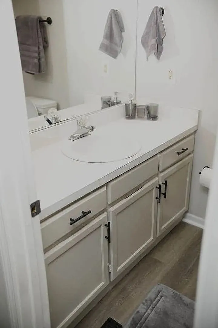 Room in 2 Bedroom Home at Forest View Ave — Photo 2