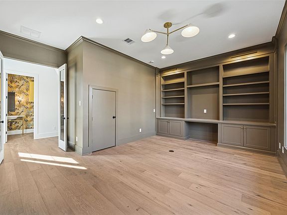 5th image of 955 W 42nd St