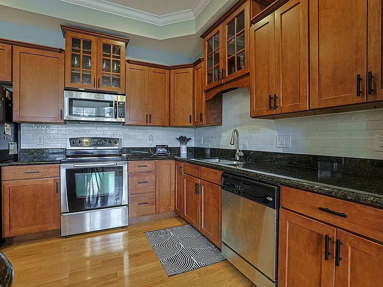 215 Stetson St — Photo 16