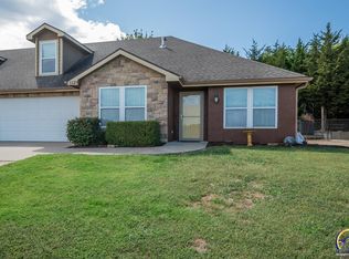 1129 SW Red Oaks Ct, Topeka, KS 66615