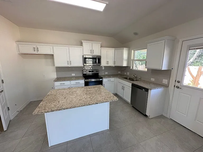 822 Driftwood Ln — Photo 7