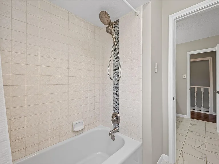 105 Glenmora Ct — Photo 36