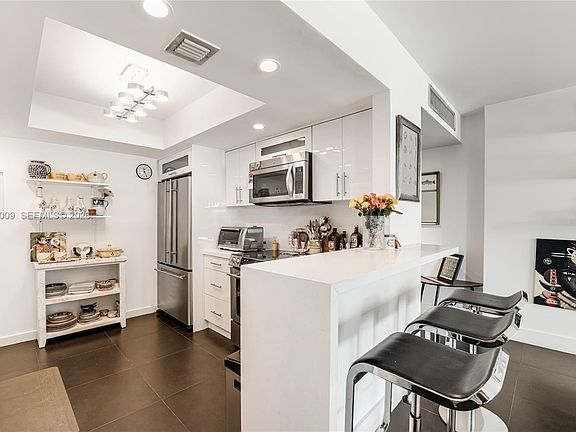 5th image of 1700 NE 105th St APT 108