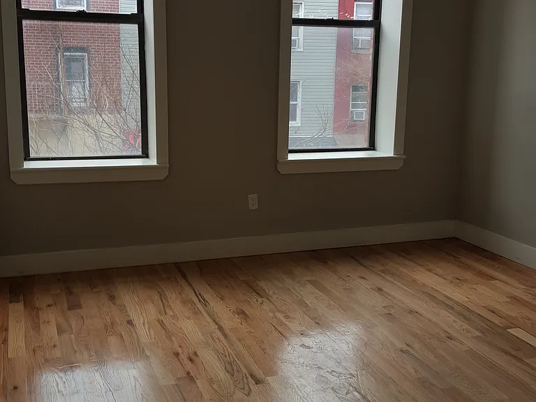144 Manhattan Ave #3R — Photo 3