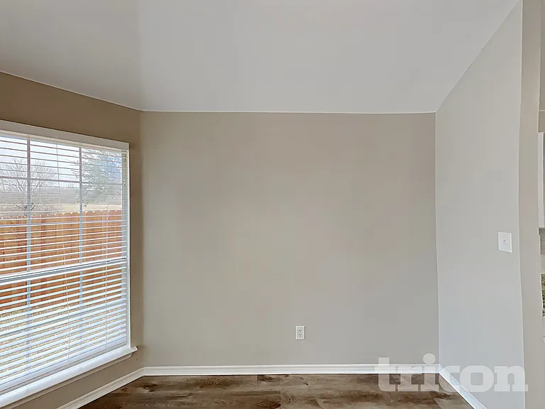 1013 Kingsley Dr — Photo 8