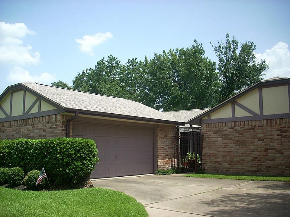 Welcome Home to the established Oak Cliff Place in Cy-Fair ISD.