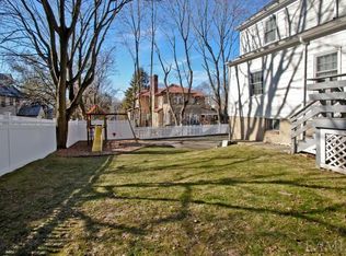 28 Disbrow Ln, New Rochelle, NY 10804