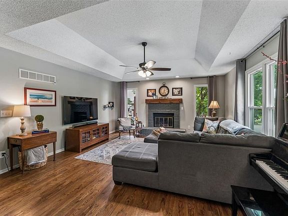 5th image of 15114 W 123rd St