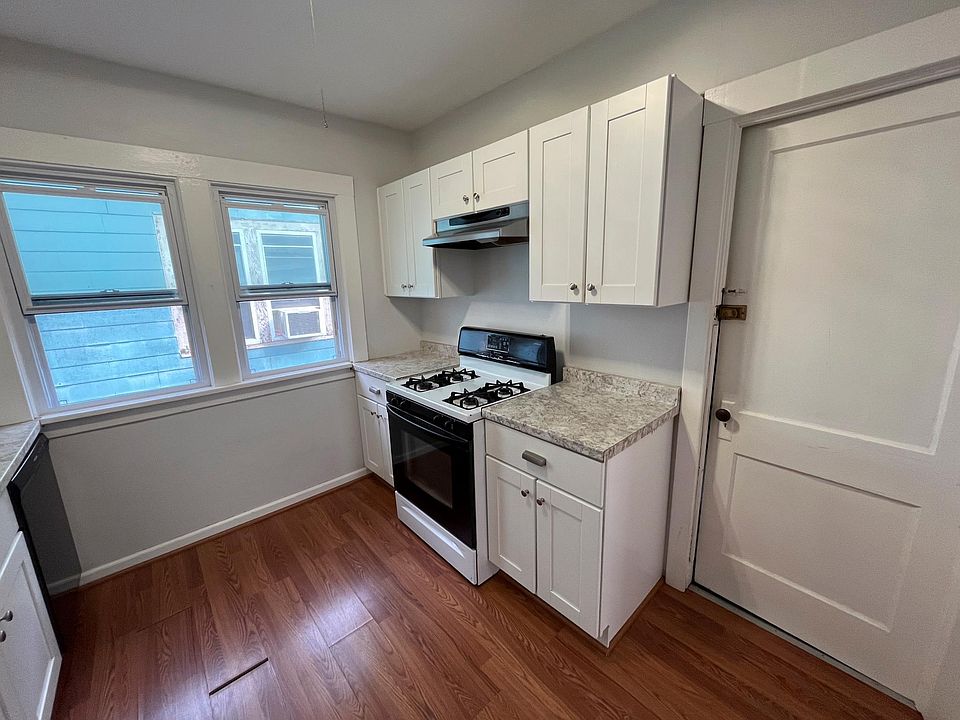 Kitchen w/ stove