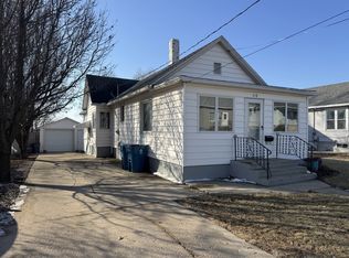 618 10th St, Peru, IL 61354