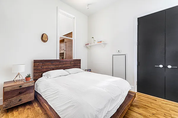 Sold by New York Casas Ltd. | media 4