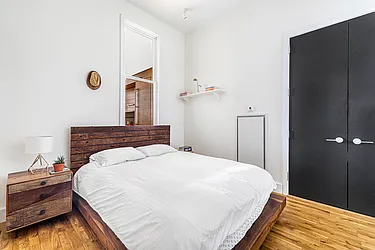 Sold by New York Casas Ltd.